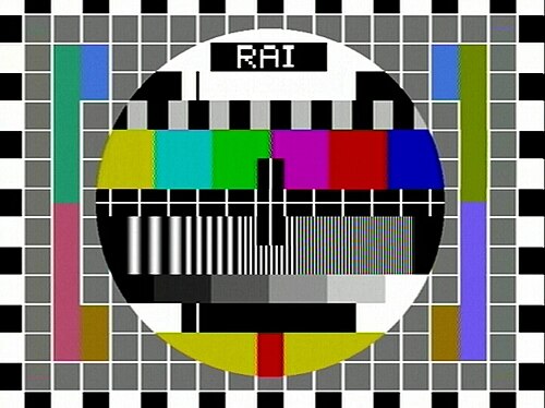 لقطة شاشة من البث المباشر لنمط دائرة RAI PAL، مع زحف النقاط.