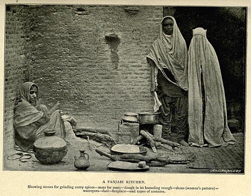نساء يرتدين ملابس تقليدية في مطبخ بنجابي: 1899