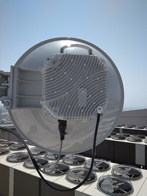 وصلة ميكروويف من نوع CableFree FOR3 مثبتة في الإمارات العربية المتحدة: جهاز راديو خارجي كامل يتميز بتقنية نقل الطاقة العالية عبر الإيثرنت الخاصة به