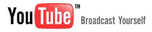 عبارة "YouTube Broadcast Yourself" مكتوبة بخط أبيض داخل مستطيل أحمر ذي زوايا مستديرة. باقي النص أسود. عبارة "Broadcast Yourself" مكتوبة بخط أصغر بنحو النصف من حجم خط "YouTube". الشعار علامة تجارية مسجلة.