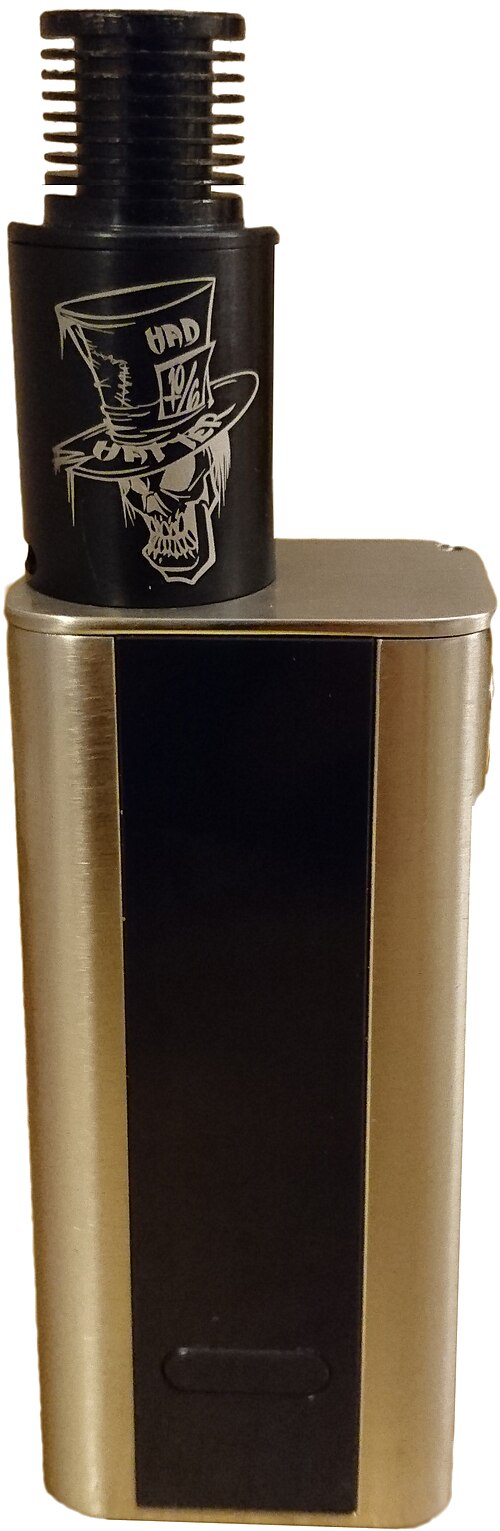 سيجارة إلكترونية معدلة (Box mod) مزودة ببخاخ قابل لإعادة البناء (RDA).