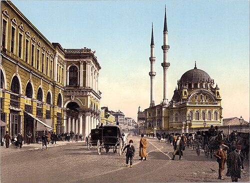 ساحة طوبخانة، مع ثكنات طوبخانة على اليسار ومسجد نصرتية على اليمين، في حوالي عام 1890-1900.