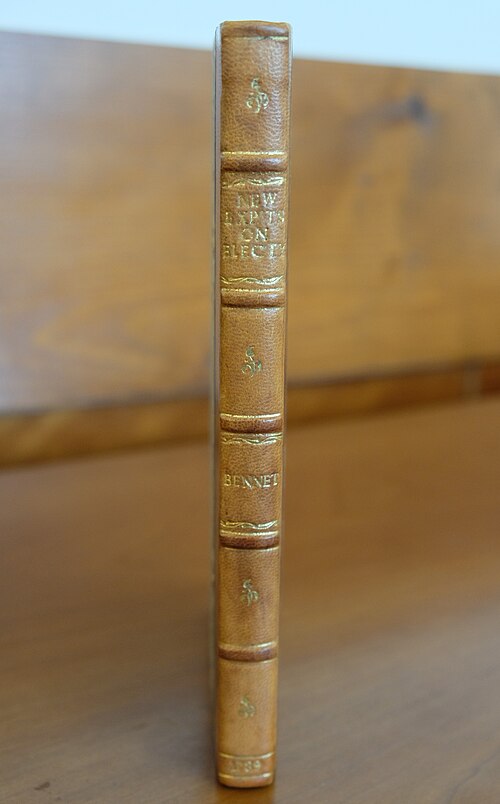 غلاف نسخة من كتاب "تجارب بينيت الجديدة" تعود لعام 1789، مع كتابة العنوان بخط ذهبي.