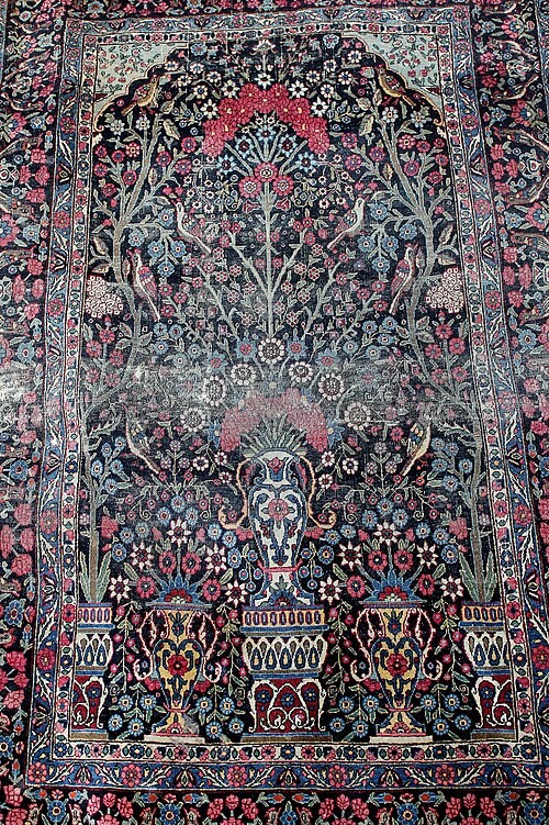 سجادة تصويرية مزينة بزخارف شجرة الحياة والطيور والنباتات والزهور والمزهريات