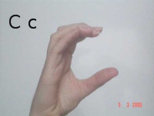 حرف "C" في لغة الإشارة الأمريكية