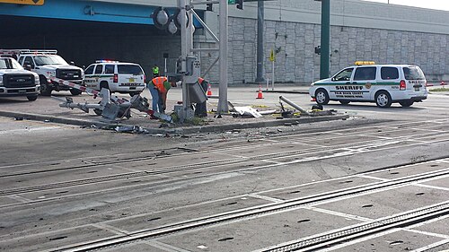 إشارات عبور محطمة في موقع حادث شاطئ ليك وورث