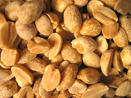 الفول السوداني المحمص كوجبة خفيفة