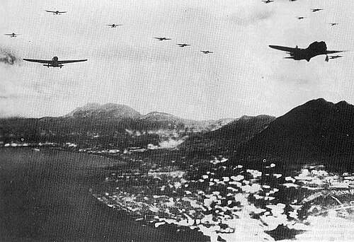معركة هونغ كونغ، 8 ديسمبر 1941، وسط مدينة هونغ كونغ البريطانية تحت غارة جوية يابانية