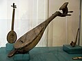 عود قنبوس في متحف Kunsthistorisches في فيينا، مكون من 6 أوتار منظمة في 3 أزواج.