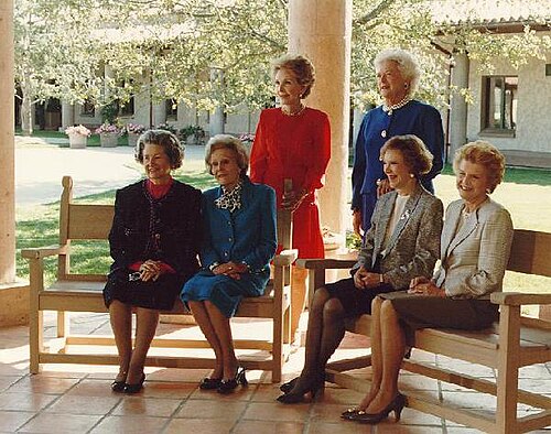 فورد مع سيدات أمريكيات أوليات أخريات في افتتاح مكتبة رونالد ريغان الرئاسية في نوفمبر 1991. الجالسات (من اليسار إلى اليمين): ليدي بيرد جونسون، بات نيكسون، روزالين كارتر، فورد؛ الواقفات (من اليسار إلى اليمين): نانسي ريغان، باربرا بوش