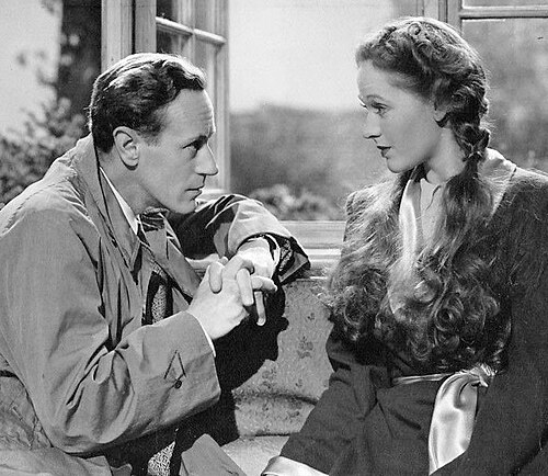 هوارد وروزاموند جون في فيلم "أول القلة" (1942)