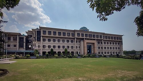 الجامعة الوطنية لعلوم الحاسوب والعلوم الناشئة