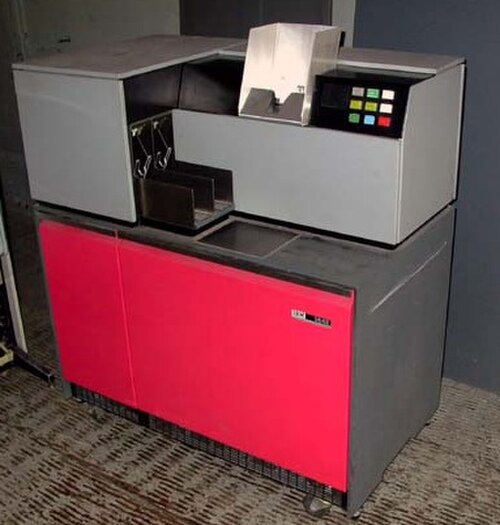 قارئ ومثقب بطاقات متوسط ​​السرعة من طراز IBM 1442، يُستخدم في العديد من أجهزة الكمبيوتر الصغيرة مثل IBM 1130