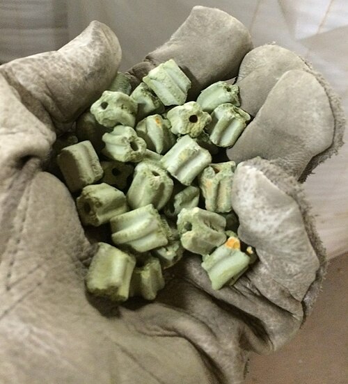 محفز نموذجي من خامس أكسيد الفاناديوم يستخدم في إنتاج حمض الكبريتيك لتفاعل وسيط لتحويل ثاني أكسيد الكبريت إلى ثالث أكسيد الكبريت.