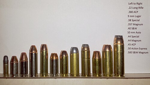 من اليسار إلى اليمين: .22 لونغ رايفل، .380 ACP، 9 ملم لوغر، .38 سبيشال، .357 ماغنوم، .40 S&W، 10 ملم أوتو، .44 سبيشال، .44 ماغنوم، .45 ACP، .50 أكشن إكسبريس، .500 S&W ماغنوم