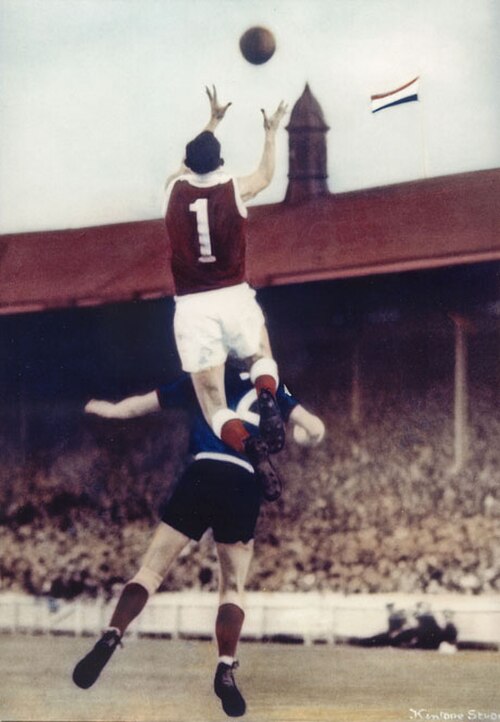 إيان مكاي يقفز قفزة مذهلة في نهائي دوري كرة القدم الأسترالية الجنوبية (SANFL) عام 1952