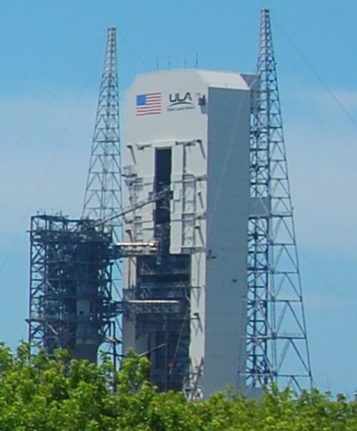SLC-37B في عام 2010، مع برج الخدمة المتنقلة