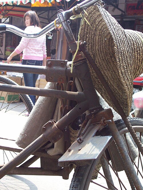 مكابح ملعقة مرتجلة على دراجة شحن ثلاثية العجلات صينية