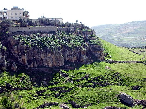 التلال المحيطة بمدينة سولت في فصل الربيع