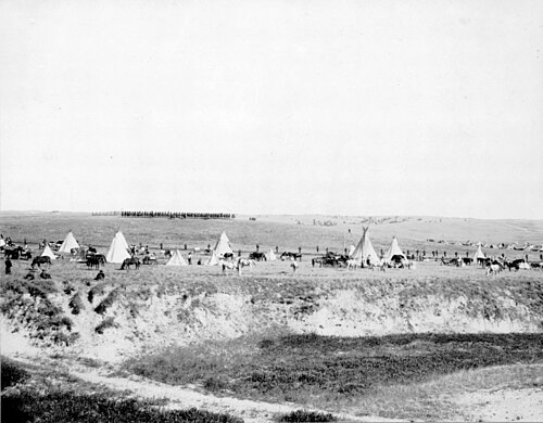 إعادة تمثيل لمشهد القوات الأمريكية وهي تحاصر قبيلة لاكوتا في ووندد ني (1913).