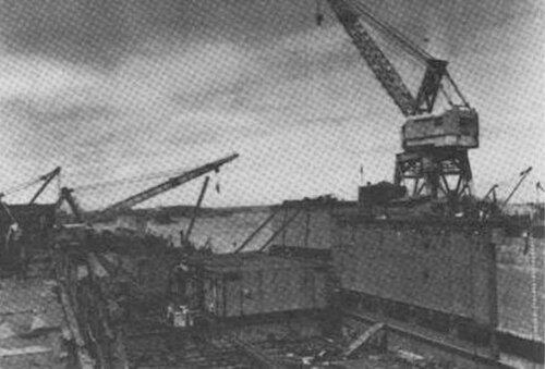 تجميع السفينة يو إس إس إيه بي إس دي-6 في ميناء أبْرا، غوام عام 1945