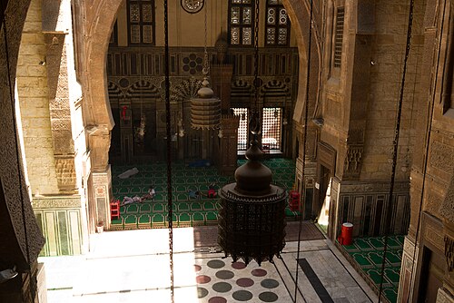 منظر داخلي للمسجد يطل على الفناء المركزي