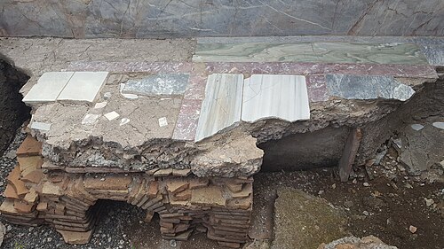 نظام التدفئة الأرضية (الهيبوكاوست) في غرفة كاليداريوم مع أرضية من بلاط أوبوس سيكتايل