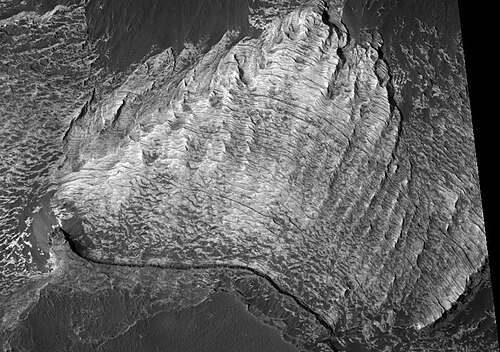 طبقات فاتحة اللون في Eos Chaos، كما يظهرها HiRISE.