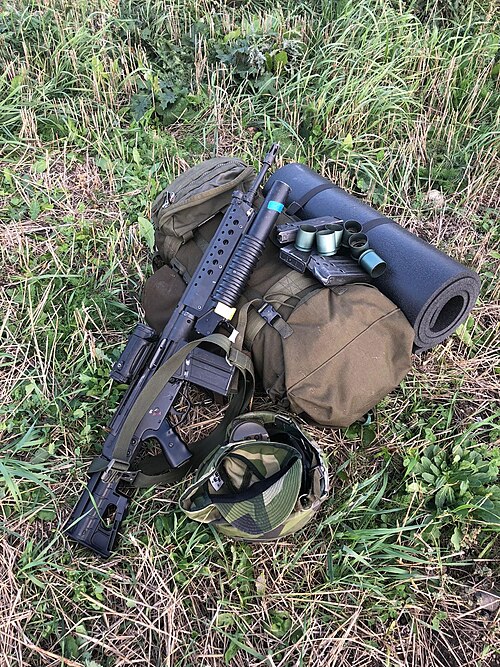 بندقية AK-4C مزودة بقاذفة قنابل يدوية سفلية