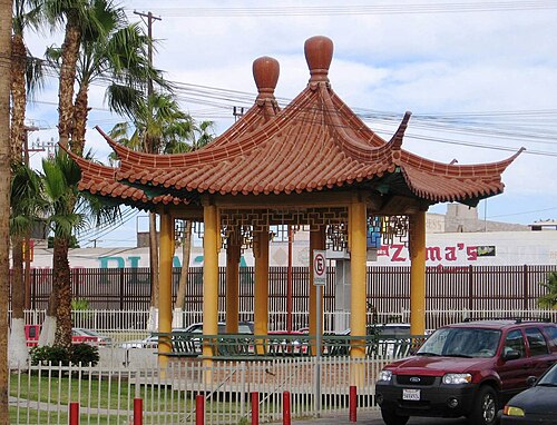 معابد ساحة الصداقة (Plaza de la Amistad)، الواقعة خارج معبر الحدود إلى الولايات المتحدة الأمريكية مباشرةً