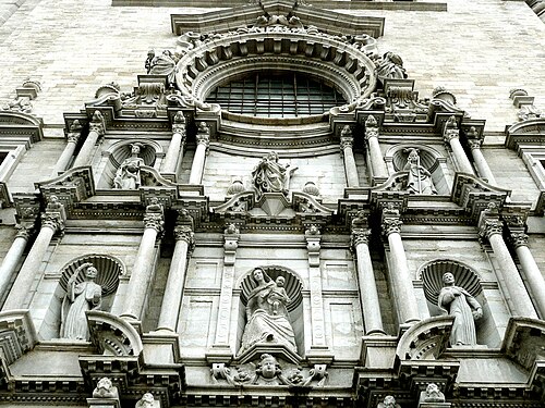 لقطة مقرّبة للواجهة، منظور مائل