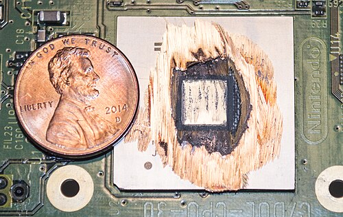 معالج IBM PowerPC "Gekko" (180 نانومتر) تم تقليص حجمه لإظهار رقاقة السيليكون