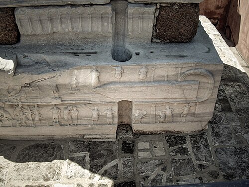 نقل المسلة. آثار شق عمودي (الواجهة الشمالية).