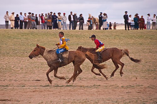 متسابقان شابان يعبران خط النهاية