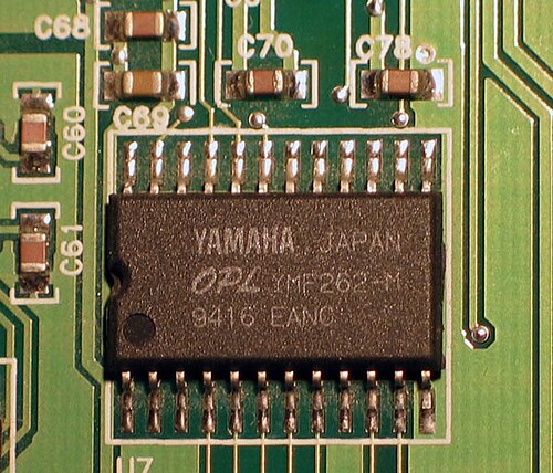 Yamaha YMF262 (شريحة OPL3، سنة الصنع 1994)