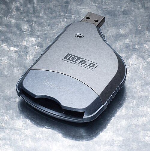 قارئ بطاقات CompactFlash عام مزود بوحدة تخزين عالية السرعة عبر منفذ USB 2.0