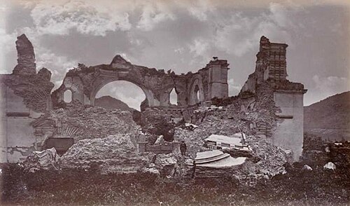 أطلال لا ريكوليكسيون في عام 1875. كان القوس الوحيد الباقي رمزًا لأطلال أنتيغوا غواتيمالا حتى تم تدميره في النهاية بسبب زلازل عامي 1918 و 1976.
