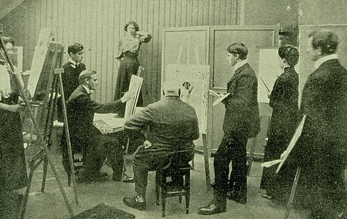 كريستيان كروهج (1852–1925)، جالسًا في المنتصف، يلقي محاضرة في ستاتينز كونستاكاديمي في أوسلو