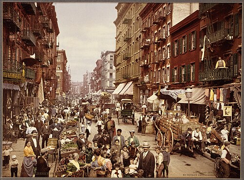 صورة فوتوغرافية ملونة لشارع مولبيري في مدينة نيويورك حوالي عام 1900، والتي تُظهر التلوين المثير للذكريات الذي يميز هذه العملية.