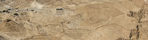 المعسكرات الرومانية الرئيسية المحيطة بماسادا بسور. منظر باتجاه الغرب