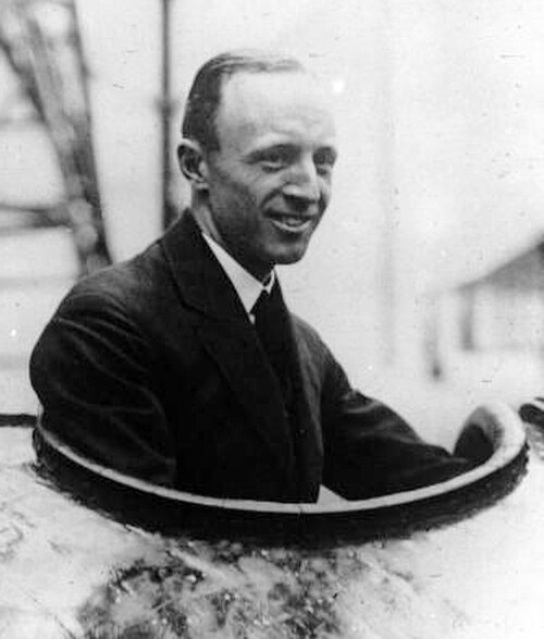 1922، جالساً في الطائرة التي توفي فيها