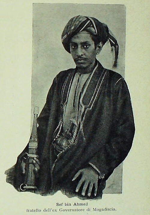 صورة لسيف بن أحمد (1891) مكتوب عليها: شقيق حاكم مقديشو السابق