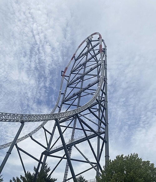 كانت لعبة Top Thrill 2 (المعروفة سابقًا باسم Top Thrill Dragster) في Cedar Point أول لعبة قطار الملاهي الطبقية التي تم بناؤها على الإطلاق.