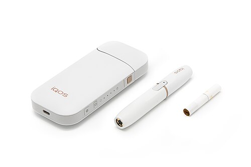 يتكون جهاز IQOS من شاحن وحامل وعود تبغ.