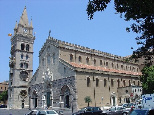 مقر أبرشية ميسينا-ليباري-سانتا لوسيا ديل ميلا هو Basilica Cattedrale di S. Maria SS. أسونتا.