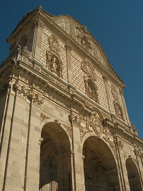 مقر أبرشية ساساري هو Cattedrale di S. Nicola di Bari.