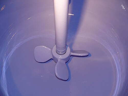 خلاط توربيني في مفاعل كيميائي مبطن بالزجاج