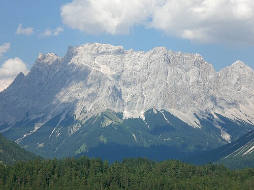 Zugspitze Massif بما في ذلك Schneefernerkopf (يسار الوسط، 2874 مترًا أو 9429 قدمًا)