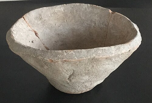 وعاء ذو ​​حافة مشطوفة من العصر الأوروكي، من حبوبة كابيرا الجنوبية (سوريا)، حوالي 3400-3200 قبل الميلاد. جامعة ماينز، ألمانيا