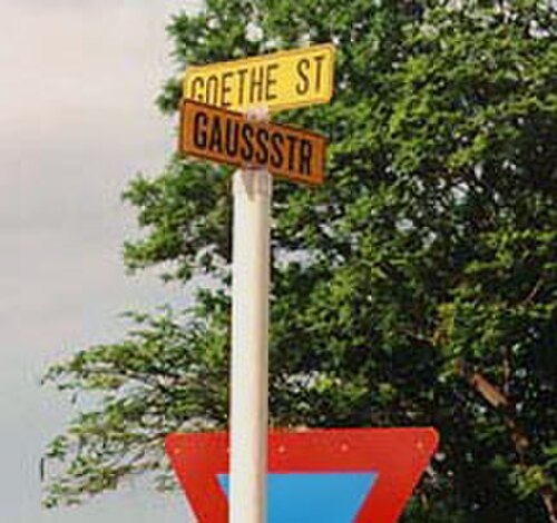 لافتة ثنائية اللغة في غروتفونتين: شارع غوته (Goethe St(street))، شارع غاوس (Gaussstr(aße))